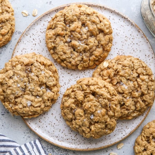 オートミールで作ったクッキーが皿に並んでいる写真